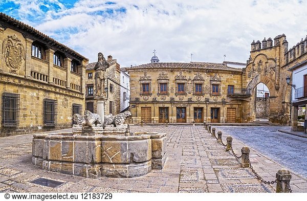 Plaza del Pópulo con la Fuente romana de los Leones y el Arco de Villalar. Baeza. Jaén. Andalusia. Spain.