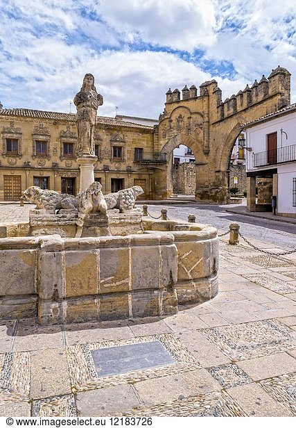 Plaza del Pópulo con la Fuente romana de los Leones y la Puerta de Jaén y el arco de Villalar. Baeza. Jaén. Andalusia. Spain.