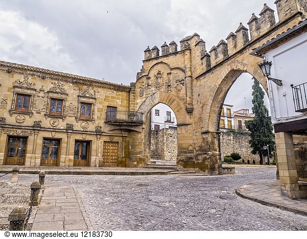 Plaza del Pópulo con la Puerta de Jaén y el Arco de Villalar. Baeza. Jaén. Andalusia. Spain.