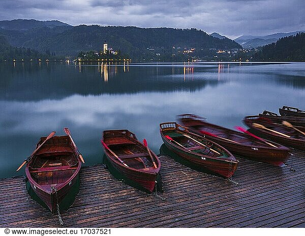 Pletna Ruderboote und Insel Bled in der Dämmerung  Bled  Gorenjska  Slowenien  Europa