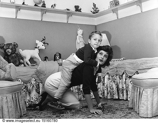 Podesta  Rossana  * 20.6.1934  Italian actress  with her son  circa 1960  playing  mother  children