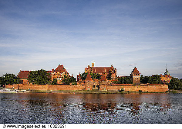 Polen  Burg Malbork am Fluss Nogat