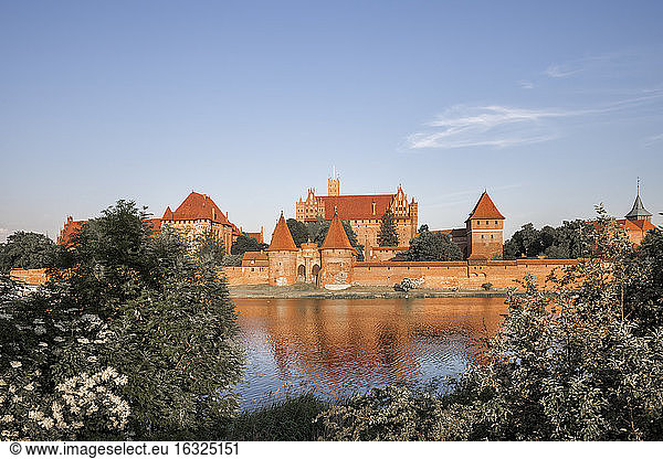 Polen  Burg Malbork am Fluss Nogat