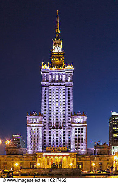Polen  Warschau  Palast der Kultur und Wissenschaft bei Nacht