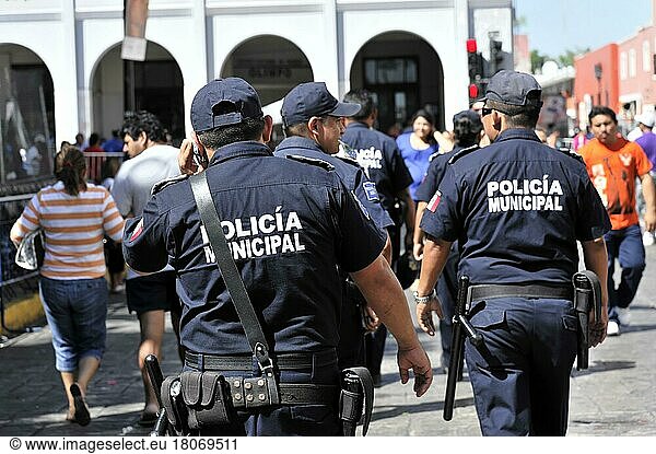 Policia Munipal  beim Fasching  Merida  Yucatan  Mexiko  Mittelamerika