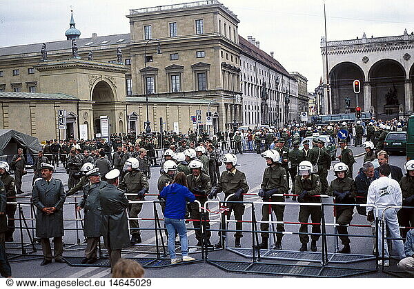 politics  conferences  G-7 summit  Munich  6.- 8.7.1992  barrier of police at Odeonsplatz  6.7.1992  G7 conference  people  Bavaria  Germany  1990s  90s  20th century  historic  historical