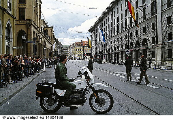 politics  conferences  G-7 summit  Munich  6.- 8.7.1992  barrier of police on Maximilianstrasse  6.7.1992  security measures  G7 conference  Bavaria  Germany  1990s  90s  20th century  historic  historical  men  man  male  people
