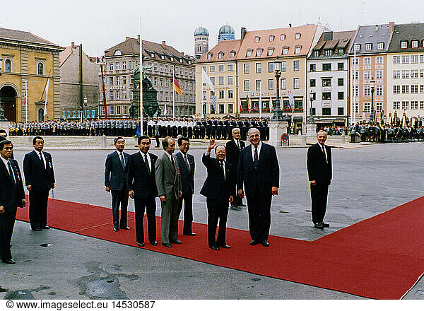 politics  conferences  G7 Summit  Munich  6.7.- 9.7.1992  German Federal Chancellor Helmut Kohl with Japanese Prime Minister Kiichi Miyazawa  Max-Joseph-Platz  6.7.1992  conference  arrival  welcome  red carpet  world economy  meeting  G-7  Germany  Japan  1990s  20th century  historic  historical _NOT  people
