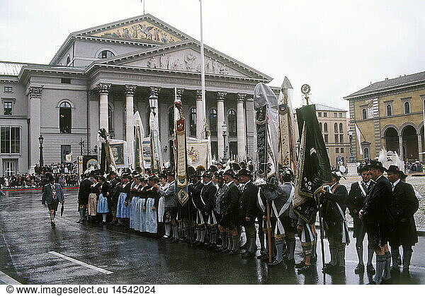 politics  conferences  G-7 summit  Munich  6.- 8.7.1992  national costumes group for the receiption of the state guests  Max-Joseph-Platz  6.7.1992  Max Joseph Platz  people  G7 conference  Bavaria  Germany  1990s  90s  20th century  historic  historical