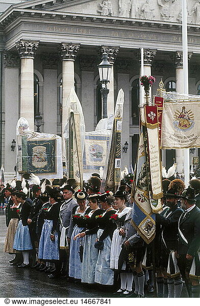 politics  conferences  G-7 summit  Munich  6.- 8.7.1992  national costumes group for the receiption of the state guests  Max-Joseph-Platz  6.7.1992  Max Joseph Platz  people  G7 conference  Bavaria  Germany  1990s  90s  20th century  historic  historical