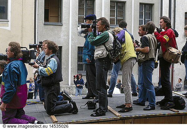politics  conferences  G-7 summit  Munich  6.- 8.7.1992  photographers on a pedestal 6.7.1992  journalists  press  G7 conference  people  Bavaria  Germany  1990s  90s  20th century  historic  historical