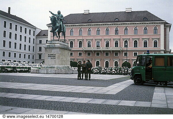 politics  conferences  G-7 summit  Munich  6.- 8.7.1992  police at Wittelsbacherplatz  6.7.1992  security measures  G7 conference  people  Bavaria  Germany  1990s  90s  20th century  historic  historical
