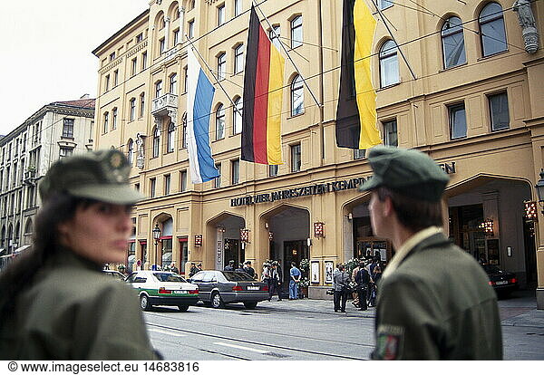 politics  conferences  G-7 summit  Munich  6.- 8.7.1992  police in front of Hotel Vier Jahreszeiten  Maximilianstrasse  6.7.1992  security measures  G7 conference  Bavaria  Germany  1990s  90s  20th century  historic  historical  men  man  male  woman  women  female  people