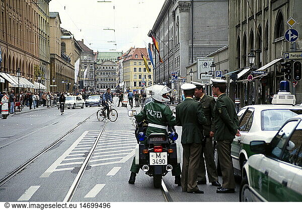 politics  conferences  G-7 summit  Munich  6.- 8.7.1992  police on Maximilianstrasse  6.7.1992  security measures  G7 conference  Bavaria  Germany  1990s  90s  20th century  historic  historical  people
