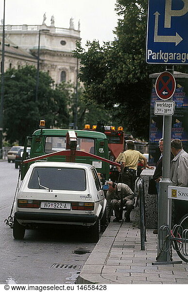 politics  conferences  G-7 summit  Munich  6.- 8.7.1992  police removing a parked car from Croatia  Elisenstrasse  6.7.1992  crane  tow truck  G7 conference  people  Bavaria  Germany  1990s  90s  20th century  historic  historical
