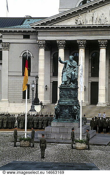 politics  conferences  G-7 summit  Munich  6.- 8.7.1992  preparations for the receiption of the state guests  Max-Joseph-Platz  6.7.1992  Max Joseph Platz  military  Bundeswehr  mountain riflemen  G7 conference  people  Bavaria  Germany  1990s  90s  20th century  historic  historical