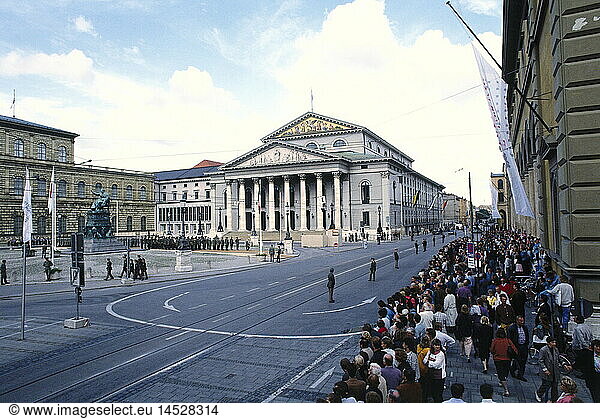 politics  conferences  G-7 summit  Munich  6.- 8.7.1992  preparations for the receiption of the state guests  Max-Joseph-Platz  6.7.1992  Max Joseph Platz  police  military  Bundeswehr  mountain riflemen  audience  crowd  G7 conference  people  Bavaria  Germany  1990s  90s  20th century  historic  historical