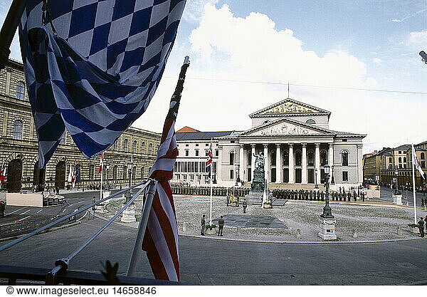 politics  conferences  G-7 summit  Munich  6.- 8.7.1992  preparations for the receiption of the state guests  Max-Joseph-Platz  6.7.1992  Max Joseph Platz  police  military  Bundeswehr  mountain riflemen  audience  crowd  G7 conference  people  Bavaria  Germany  1990s  90s  20th century  historic  historical
