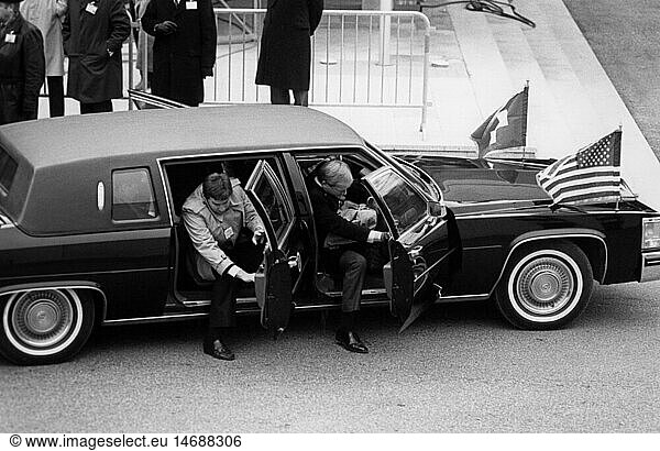 politics  conferences  summit USA - USSR  Geneva  Switzerland  19./20.11.1985  arrival of American Secret Service Agents  20.11.1985  conference  car  limousine  security  cold war  1980s  80s  20th century  historic  historical  people
