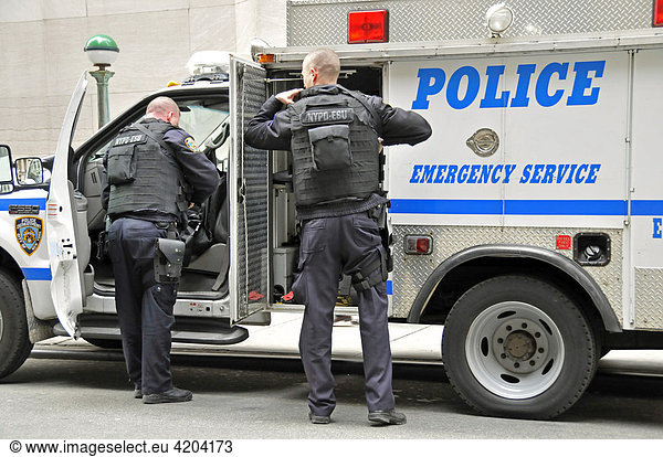 Polizei vor der New York Stock Exchange  Börse  Wall Street  Manhattan  New York City  USA