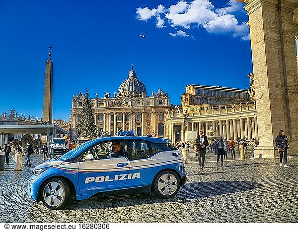 Polizeiauto vor dem Petersdom  Rom  Italien.