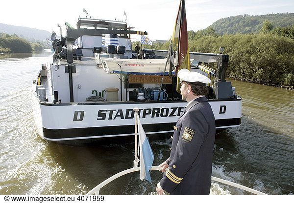 Polizeibeamter der Wasserschutzpolizei auf dem Polizeiboot WSP 50 vor der Kontrolle des Gütermotorschiffes Stadtprozelten auf dem Main-Donau-Kanal bei Beilngries  Bayern  Deutschland  Europa