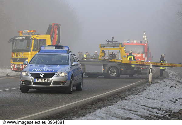 Polizeifahrzeug und ADAC-Abschleppdienst an der Unfallstelle nach schwerem Verkehrsunfall auf der L 1150  Esslingen  Baden-Württemberg  Deutschland  Europa