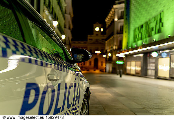 Polizeistreifenwagen bewacht die Straßen von Madrid