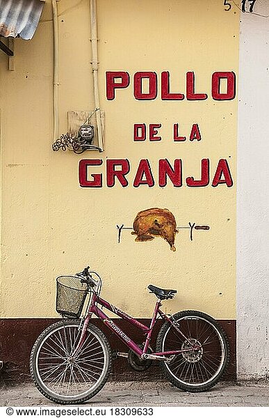 Pollo de la Granja (Bauernhähnchen) Ladenfront mit Fahrrad  Panajachel  Guatemala  Mittelamerika