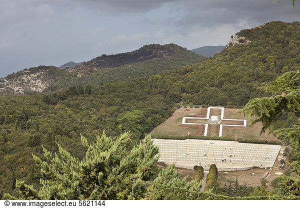 Polnischer Soldatenfriedhof und das Liri-Tal vom Kloster Monte Cassino oder Montecassino  Cassino  Latium  Italien  Europa