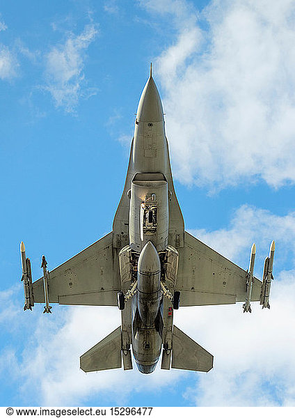 Polnisches F-16-Kampfflugzeug  das an der NATO-Übung Frysian flag teilnimmt  Tiefwinkel gegen blauen Himmel  Niederlande