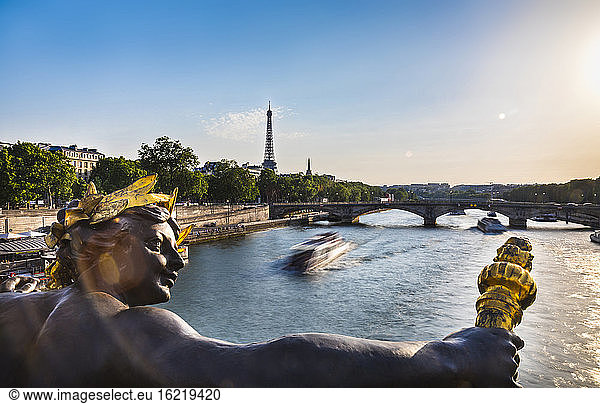 Pont Alexandre III an der Seine an einem sonnigen Tag in Paris  Frankreich