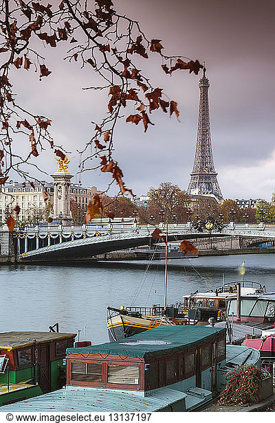 Pont Alexandre III über der Seine bei Eiffelturm gegen bewölkten Himmel