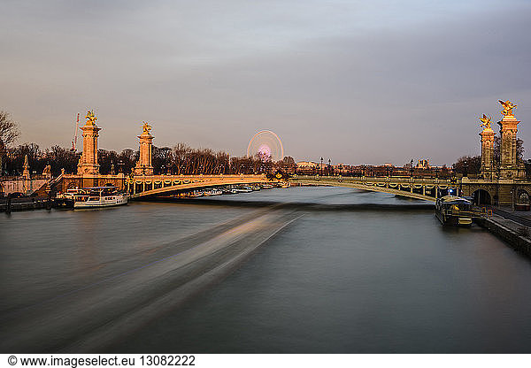 Pont Alexandre III über der Seine gegen den Himmel bei Sonnenuntergang