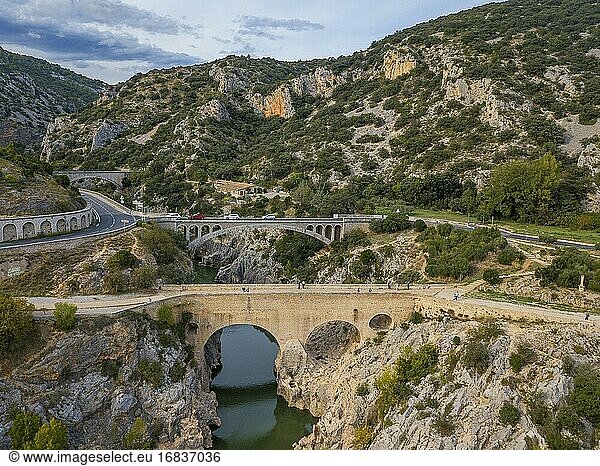 Pont du Diable  die Teufelsbrücke  über den Fluss H?rault  in der Nähe von Saint Guilhem le D?sert  H?rault  Languedoc Roussillon. Saint Jean de Fos  die Pont du Diable über den Fluss Herault auf dem Jakobsweg  von der UNESCO zum Weltkulturerbe erklärt  Herault  Frankreich.
