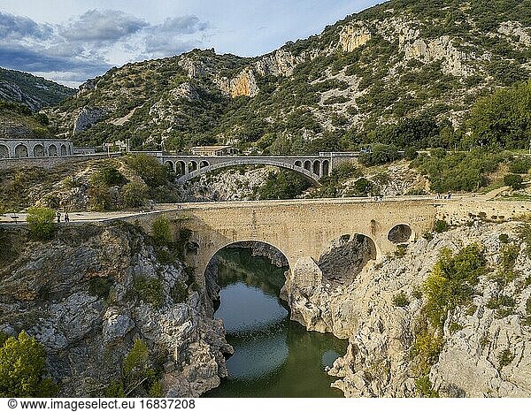 Pont du Diable  die Teufelsbrücke  über den Fluss H?rault  in der Nähe von Saint Guilhem le D?sert  H?rault  Languedoc Roussillon. Saint Jean de Fos  die Pont du Diable über den Fluss Herault auf dem Jakobsweg  von der UNESCO zum Weltkulturerbe erklärt  Herault  Frankreich.