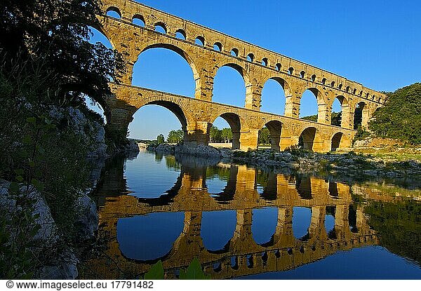 Pont du Gard  römisches Aquädukt  Fluss Gardon  Vers-Pont-du-Gard  Departement Gard  Provence  Frankreich  Europa