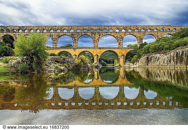 Pont du Gard  Region Languedoc-Roussillon  Frankreich  Unesco-Weltkulturerbe. Römisches Aquädukt überquert den Fluss Gardon in der Nähe von Vers-Pon-du-Gard Languedoc-Roussillon mit 2000 Jahre alt.