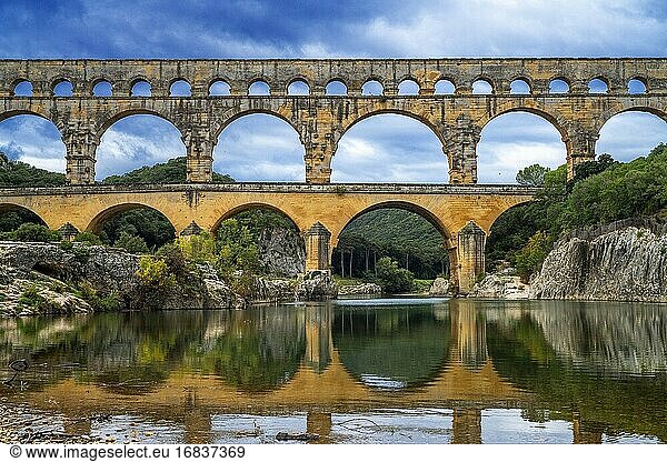 Pont du Gard  Region Languedoc-Roussillon  Frankreich  Unesco-Weltkulturerbe. Römisches Aquädukt überquert den Fluss Gardon in der Nähe von Vers-Pon-du-Gard Languedoc-Roussillon mit 2000 Jahre alt.