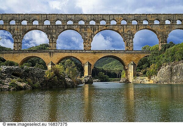 Pont du Gard  Region Languedoc-Roussillon  Frankreich  Unesco-Weltkulturerbe. Römisches Aquädukt überquert den Fluss Gardon in der Nähe von Vers-Pon-du-Gard Languedoc-Roussillon mit 2000 Jahre alt.