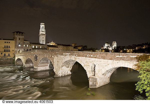 Ponte Pietra  Die steinerne Brücke  Fluss Etsch  Adige  Altstadt von Verona  Italien  Europa