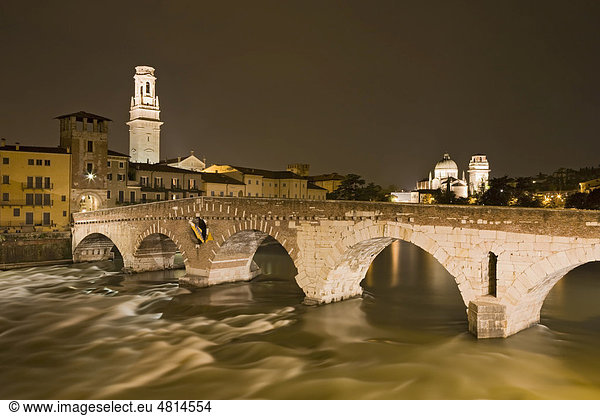 Ponte Pietra mit dem Duome Santa Maria Matricolare bei Nacht  Verona  Venetien  Italien  Europa