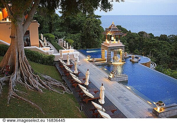 Pool  Luxushotel Pimalai Resort  Kantiang Beach  Ko Lanta oder Koh Lanta Insel  Krabi  Thailand  Asien. Das Pimalai Resort & Spa ist ein luxuriöses Strandresort  das sich über 100 Hektar tropischer Vegetation erstreckt und direkten Zugang zu einem 900 Meter langen  unberührten Sandstrand hat. Frieden  Gelassenheit  Einsamkeit. Das sind die Worte  die einem bei Pimalai in den Sinn kommen. Hinzu kommen Luxus  Eleganz  eine natürliche Umgebung und ein wirklich freundlicher Service. Ob für eine Hochzeitsreise  ein Taucherlebnis  eine Auszeit vom Alltag oder sogar für ein Geschäftstreffen in Krabi - Pimalai  eingebettet in einen üppigen Tropenwald  ist das Ziel in den Andamanen  das Sie unbedingt ansteuern sollten. Dieses exklusive Strandresort vereint alle richtigen Zutaten - dezenten Fünf-Sterne-Komfort  natürliche Schönheit und viel Platz. Weit weg von überfüllten Stränden und Resorts gelegen  ist das einzige Geräusch das der Wellen  die sich langsam am Sandstrand brechen. Ko Lanta heißt eigentlich Ko Lanta Yai und ist die größte von 52 Inseln eines Archipels  das durch den Mu Ko Lanta Marine National Park geschützt wird. Fast alle Boote legen in Ban Sala Dan an  einem staubigen Ort mit zwei Straßen an der Nordspitze der Insel. Einst die Domäne von Rucksacktouristen und Seezigeunern  hat sich Lanta nicht nur gentrifiziert  sondern auch fast vollständig von einem üppigen südthailändischen Hinterland in einen mittelklassigen Zufluchtsort für französische  deutsche und schwedische Pauschaltouristen verwandelt  die wegen der göttlichen Strände (obwohl die Nordküste alarmierend erodiert ist) und der nahe gelegenen Tauchplätze Hin Daeng  Hin Muang und Ko Ha kommen. In Sichtweite von Phi-Phi bleibt Lanta jedoch weitaus ruhiger und realistischer und bietet mühelos Angebote für alle Preisklassen. Außerdem ist es im Vergleich zu den Karstformationen seiner Nachbarn relativ flach und mit guten Straßen durchzogen  so dass man es leicht mit dem Motorrad erkunden kann.