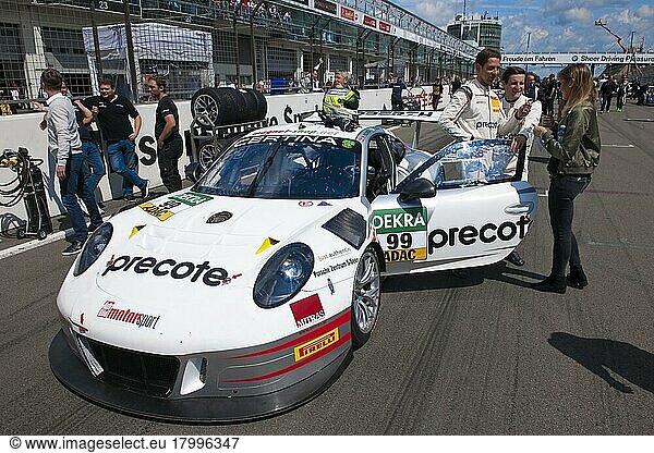 Porsche GT3 R in Startaufstellung  ADAC Autorennen  Porsche 991  Nürburgring  Rheinland-Pfalz  Deutschland  Europa