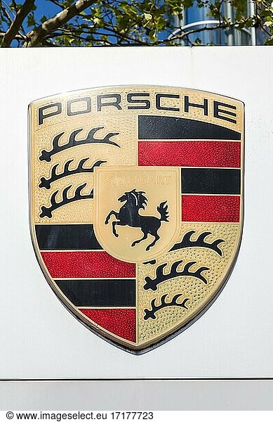 Porsche Logo Symbol Zeichen Zentrale in Stuttgart Zuffenhausen Deutschland Hochformat  Stuttgart  Deutschland  Europa