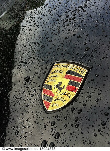 Porsche Wappen auf Fronthaube  Regentropfen