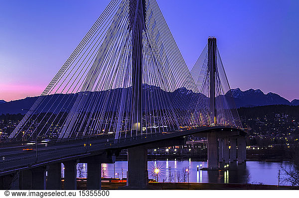 Port-Mann-Brücke in der Abenddämmerung  von Surrey aus gesehen in Richtung Coquitlam; Surrey  British Columbia  Kanada