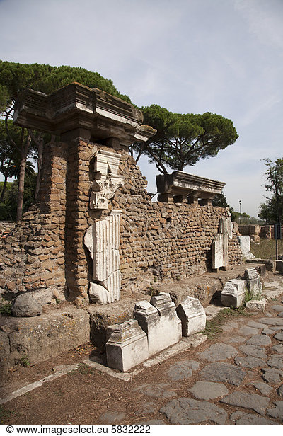 Porta Romana  Bruchstücke an den Ruinen der antiken Hafenstadt Ostia  Ostia Antica  Italien  Europa