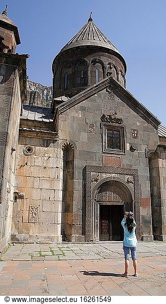 Portal der Kirche S. Astvatsatsin des Klosters Geghard Armenisches Weltkulturerbe. Ein fantastisches Beispiel für die mittelalterliche armenische Architektur. Sie wurde im 4. Jahrhundert n. Chr. errichtet und besteht aus der Kathedrale Mutter Gottes und zwei tief in den Fels gehauenen Kapellen. Es heißt  dass hier die heilige Lanze aufbewahrt wurde  mit der der Körper Christi durchbohrt wurde.