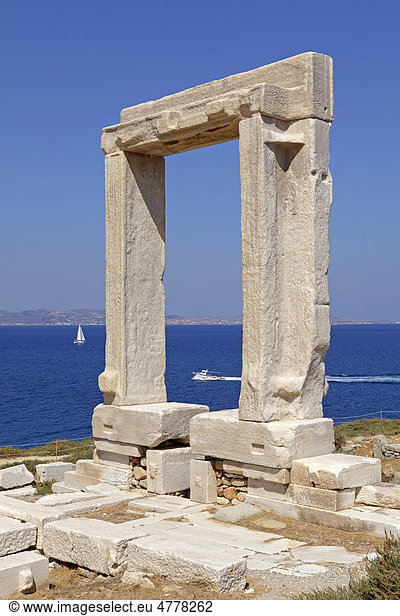 Portara  Marmortor des Apollontempels  Naxos-Stadt  Insel Naxos  Kykladen  Ägäis  Griechenland  Europa